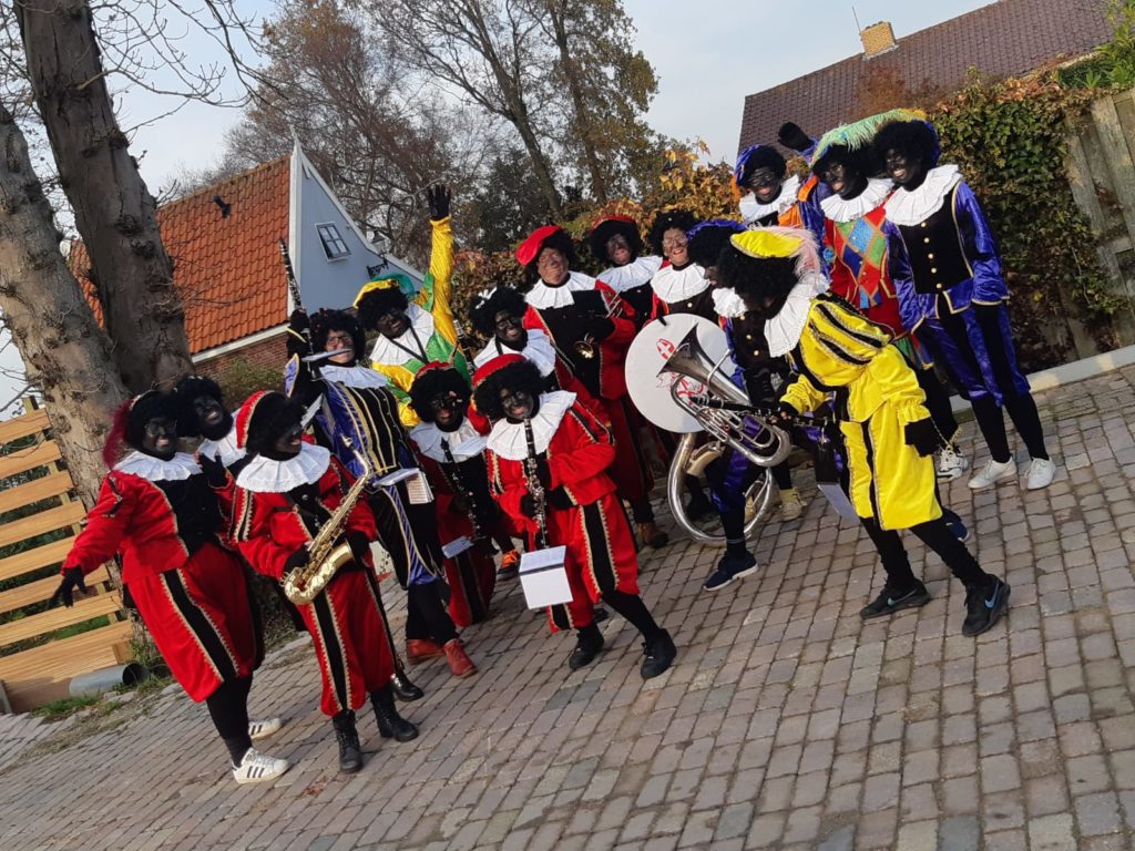 De MarsePieten van Caecilia Heiloo speelden bij de intocht van Sinterklaas in Oterleek. Oterleek wilde graag hele Zwarte Pieten. De MarsePieten zijn de Pietenband van Caecilia Heiloo