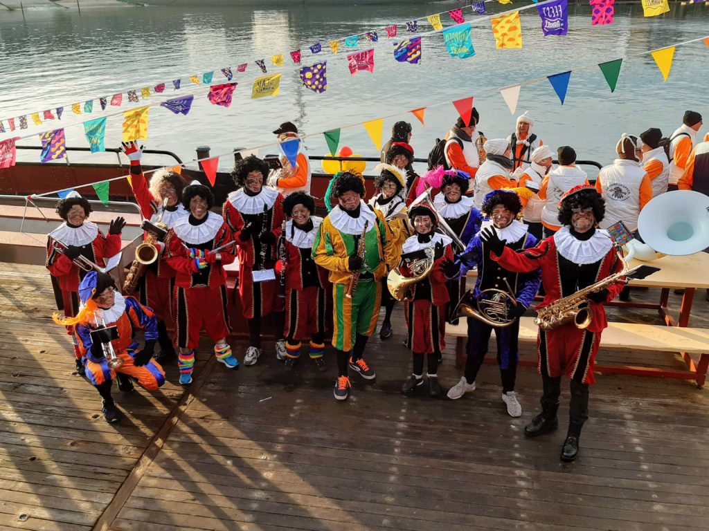 De MarsePieten van Caecilia Heiloo haalden in 2019 Sinterklaas op in Scheveningen. De MarsePieten zijn de Pietenband van Caecilia Heiloo